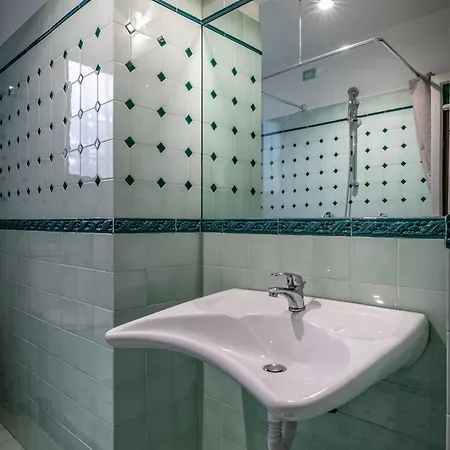 Apartament Yid Gramsci *